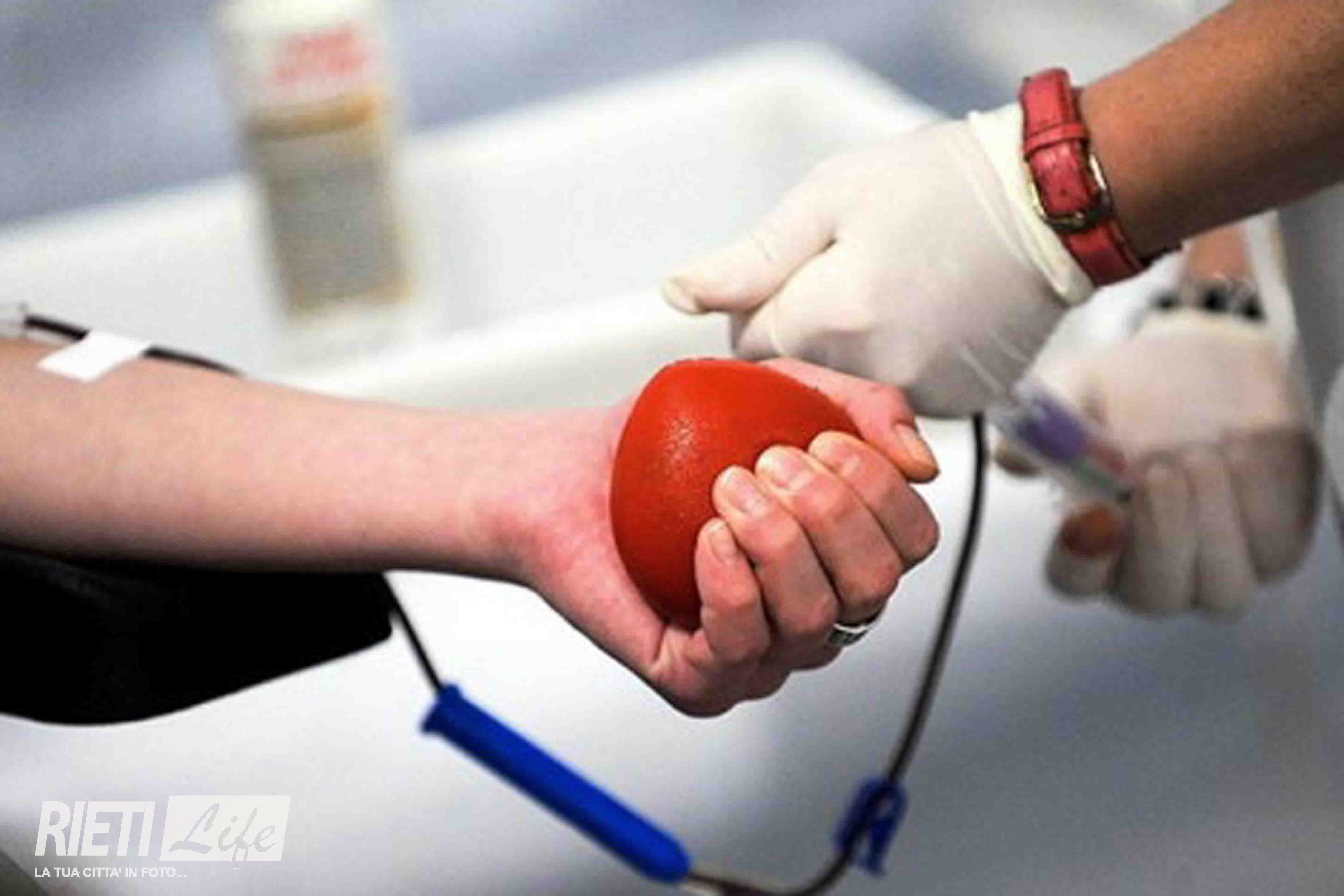 Донор крови для пострадавших. Донор крови. Мячики для доноров крови. Больному переливают кровь.