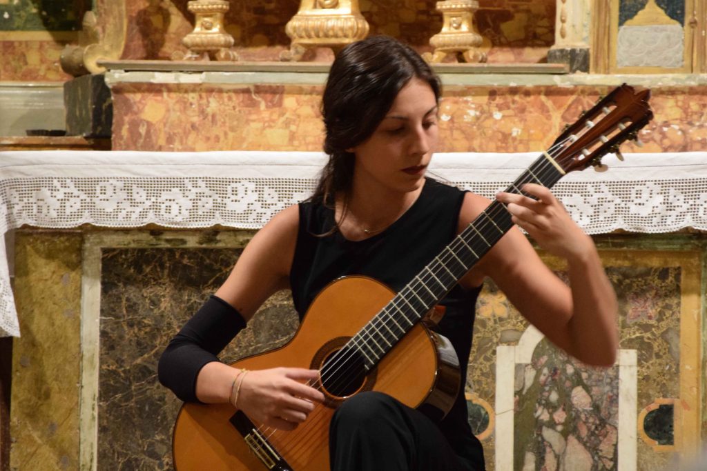 La chitarra di Valeria Palladino suona nella chiesa di San Rufo l